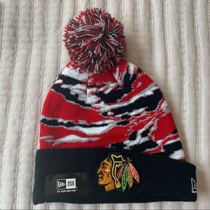 New Era Winter Pom Knit Beanie Cuffed Cap Adulto Unisex Rojo Negro Blackhawks